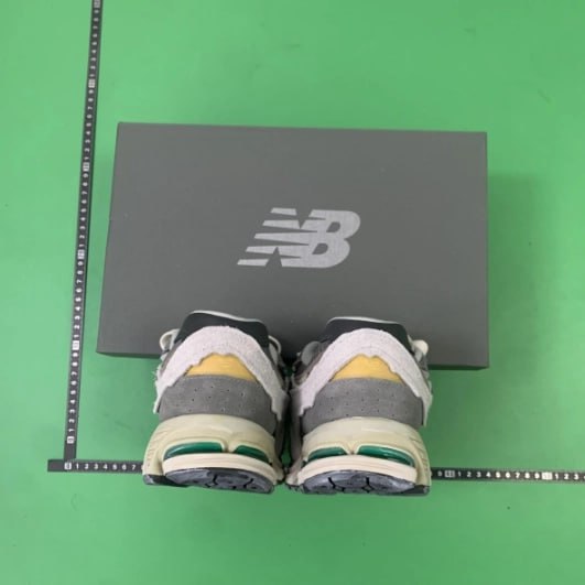 M  Batch  New Balance - 2002R  -5